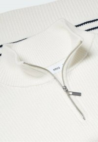 Biały dziany sweter z półzamkiem, struktura prążkowana i kontrastowy granatowy pasek wzdłuż kołnierza. Metki oznaczone "MNG."