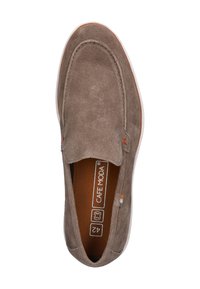 Braune Wildlederschuhe zum Hineinschlüpfen mit runder Zehenpartie, genähten Details und einer kontrastierenden weißen Sohle. Mit Markenetikett und Größe auf der Innensohle.