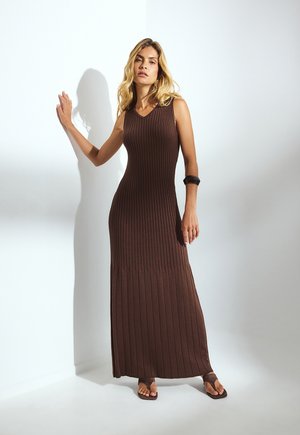 V-NECK FLOWY - Maxikleid - dark brown