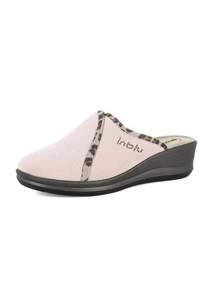 Zoccoli in suede rosa chiaro con suola a basso wedge, caratterizzati da un bordo decorato e accenti decorativi, progettati per comfort e facilità di utilizzo.