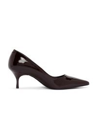 Escarpin brillant en bordeaux foncé avec un bout pointu et un talon stiletto fin. Matériau en cuir verni lisse avec un design simple.