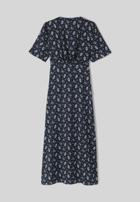 Robe bleu marine avec un motif floral blanc, manches courtes et taille cintrée. Design élégant longueur cheville avec une texture lisse.