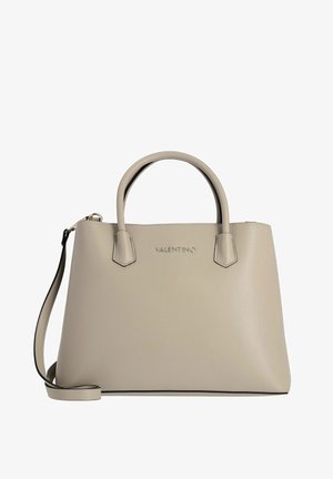 Bolso beige de Valentino con asas redondeadas, correa para el hombro desmontable y nombre de la marca en relieve sobre superficie de cuero liso.