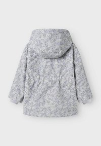 Veste à motif floral en gris clair avec des accents violets et verts. Comprend une capuche, des poignets élastiques et une taille réglable.