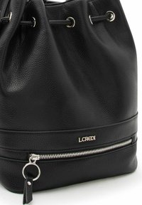 Borsa secchiello in pelle nera con finitura testurizzata, chiusura a coulisse, dettagli in metallo argentato e tasca frontale con cerniera e targhetta del logo.