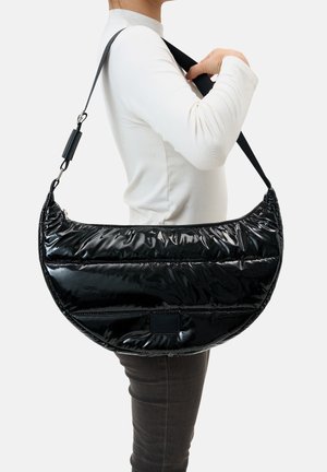 Schwarze, puffige Schultertasche in Halbmondform mit glänzender Oberfläche, verstellbarem Tragegurt und strukturiertem Material mit horizontalen Nähten.