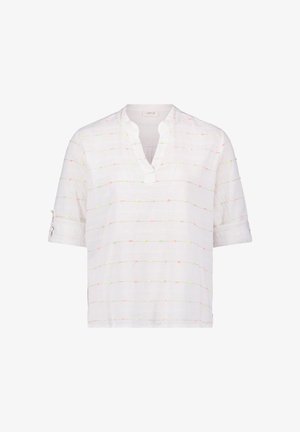 Biała bluzka z krótkim rękawem, z rozciętym dekoltem, subtelnymi poziomymi paskami i małymi, kolorowymi, wyszywanymi kropkami.