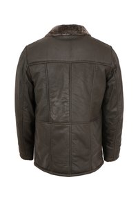 Dunkelbraune Lederjacke mit einem Kunstpelzkragen, gepolstertem Design und sichtbaren Nähten entlang der Nähte, was einen strukturierten Look erzeugt.