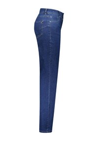 Jean en denim bleu vu de côté avec une jambe fuselée, un détail de poche arrière et une ceinture avec passants.