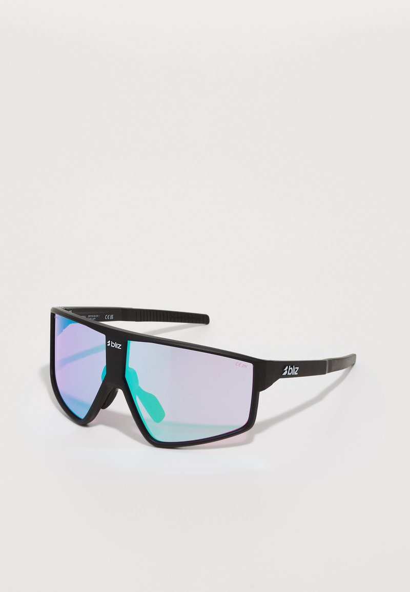 Schwarze Sportsonnenbrille mit großen, gebogenen Gläsern, die einen Farbverlauf von Blau nach Lila aufweisen. Kunststoffrahmen mit Logo auf der Seite.