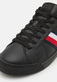 Tommy Hilfiger ICON COURT STRIPES - Sneakers laag - black