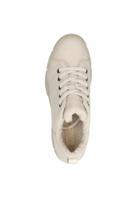 Hellbeige, knöchelhohe Sneakers aus strukturiertem Material, mit kontrastierenden Schnürsenkeln und weichem Fellfutter um den Knöchel für zusätzlichen Komfort.