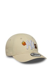 Boné de baseball bege com coroa estruturada e aba curva. Apresenta bordados brancos "NY" e detalhes coloridos de urso e favo de mel na frente.