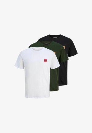 Tři jednoduché trička s krátkým rukávem v bílé, tmavě zelené a černé, každé s malým čtvercovým logem na levé straně hrudi.