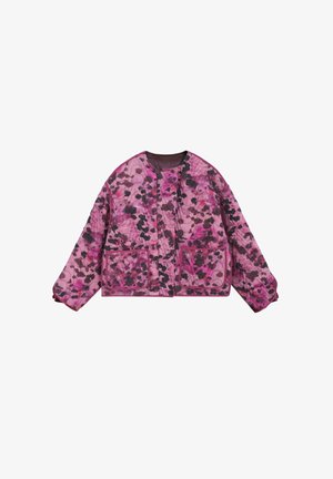 Chaqueta acolchada con patrón floral abstracto en rosa y negro, con cuello redondo, botones frontales, mangas largas y dos bolsillos delanteros.