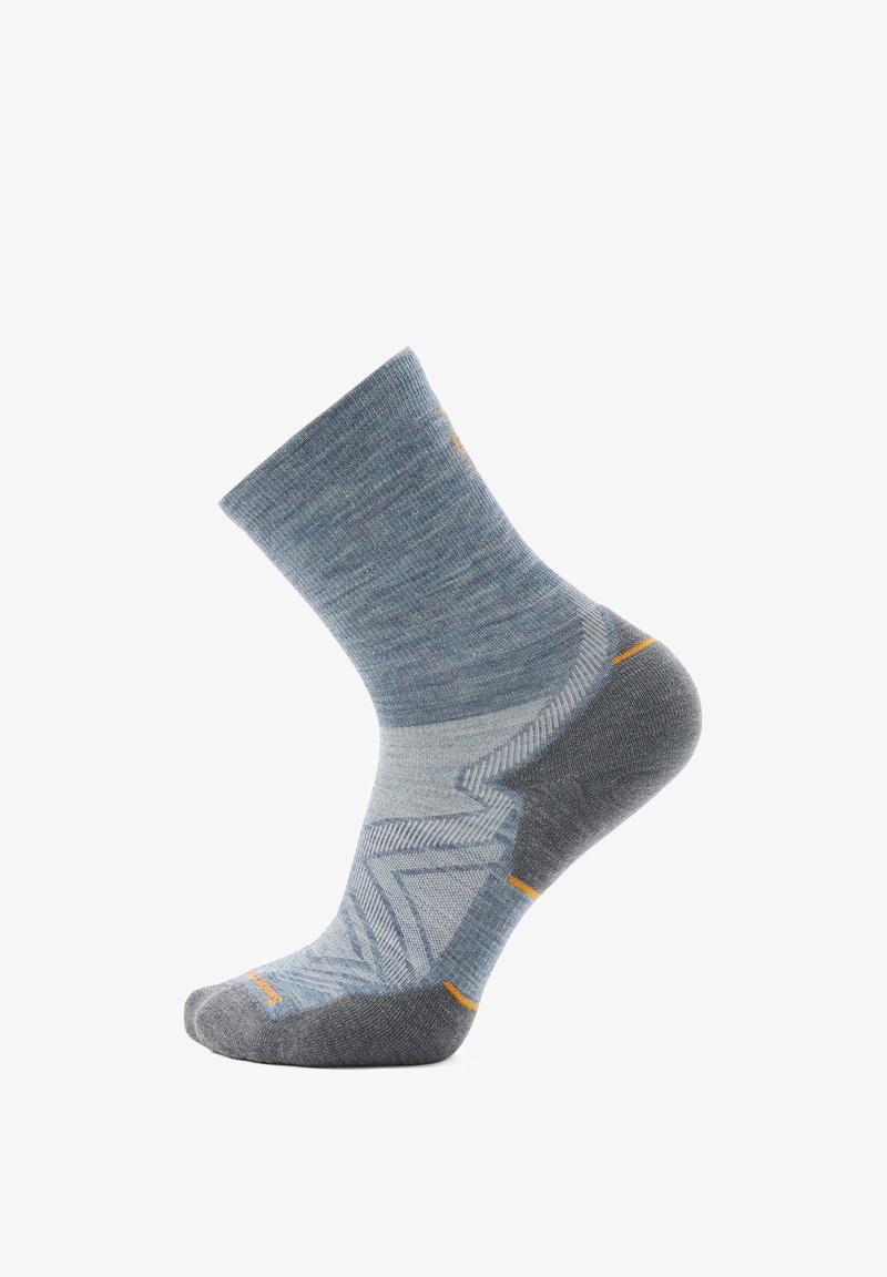 Grau und blau gemusterte Socke mit geripptem Bündchen, die ein geometrisches Design und orangefarbene Akzente aufweist, gefertigt aus einem weichen, strukturierten Material.
