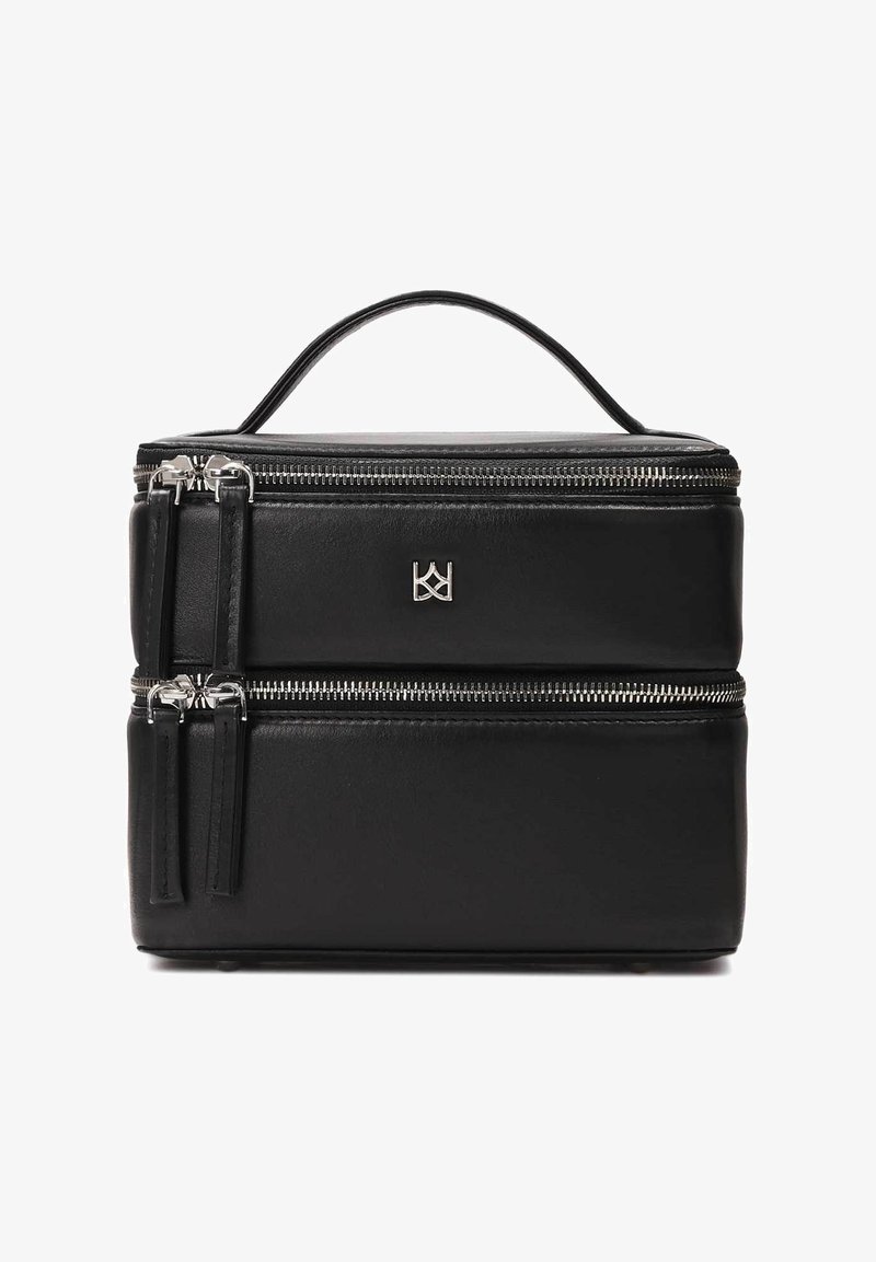 Must musta kosmeetikakott kahe tõmblukuga, ülemise käepidemega ja esiosas metallitootemärgiga. Sile tekstuur ja struktureeritud kuju.