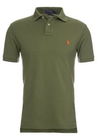 Polo shirt vert olive en coton, avec un placket à deux boutons, des manches courtes et un petit logo brodé orange sur la poitrine.