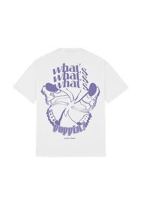 Biała koszulka z dużą purpurową grafiką z napisem "co słychać?" oraz motylkami. Klasyczny okrągły dekolt, krótkie rękawy.