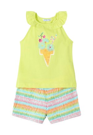 Top verde lime senza maniche con bretelle arricciate, presenta una grafica di un cono gelato. Abbinato a pantaloni corti multicolor con un motivo in tonalità pastello.