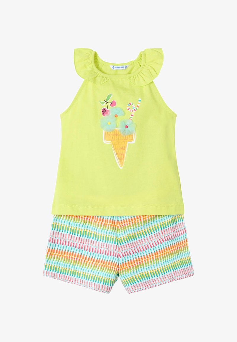 Top verde lime senza maniche con bretelle arricciate, presenta una grafica di un cono gelato. Abbinato a pantaloni corti multicolor con un motivo in tonalità pastello.