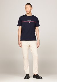 Tommy Hilfiger STRIPE TEE - T-shirt con stampa - desert sky