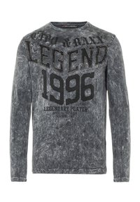 Langärmliges graues T-Shirt mit einer abgenutzten Textur, großem schwarzem Aufdruck mit der Aufschrift "LEGEND" und dekorativen Akzenten im Design.