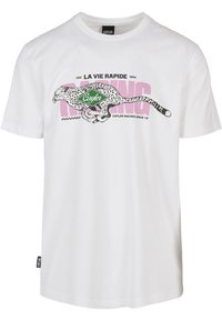 Hvit t-skjorte med korte ermer som har et svart leopardmotiv, grønn diamantmerkelapp og rosa tekst "RACING" over brystet.