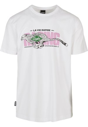 Hvit t-skjorte med korte ermer som har et svart leopardmotiv, grønn diamantmerkelapp og rosa tekst "RACING" over brystet.