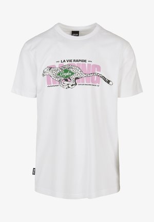 Valge lühikeste varrukatega T-särk, millel on must leopardigraafika, roheline teemandimärk ja roosa tekst "RACING" rinna peal.