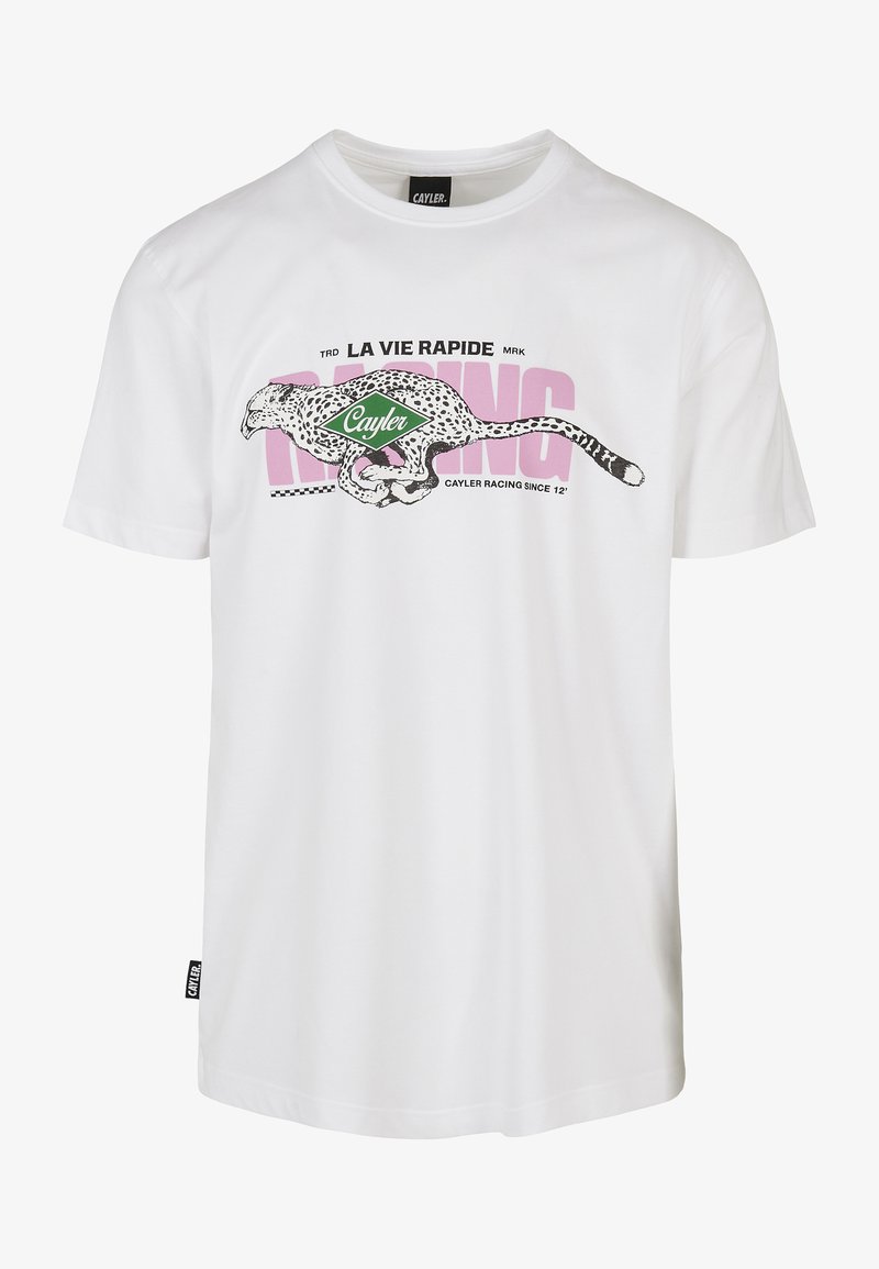 Biała koszulka z krótkim rękawem z grafiką czarnego lamparta, zieloną metką w kształcie diamentu i różowym napisem "RACING" na piersi.