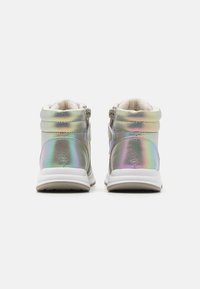 Hochformat-Sneaker aus einem glänzenden silbernen Material mit holografischer Oberfläche, ausgestattet mit einer weißen Sohle und einem Reißverschluss an der Seite.
