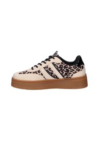 Beige suède sneakers met zwart luipaardprint, voorzien van zwarte accenten, twee strepen en een gumrubberen zool. Laag uitgesneden ontwerp met vetersluiting.