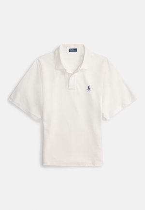 Tricou polo alb din bumbac, cu guler cu nasturi, închidere cu doi nasturi și un mic logo bleumarin pe pieptul stâng.