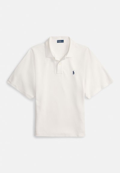 Baltas medvilninis polo marškinėlis su apykakle, dviem mygtukais priekyje ir mažyliu tamsiai mėlynu logotipu kairėje krūtinės pusėje.