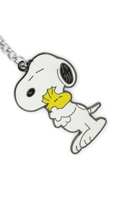 Portachiavi Snoopy, in stile cartone animato, finitura in smalto bianco, cane cartone animato che tiene un uccellino giallo, contornato in nero, con attacco a catena.