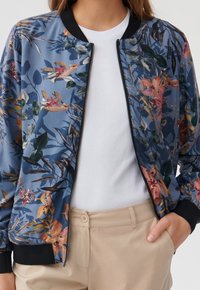 Bomber bunda z lehkého materiálu, s květinovými vzory v modré, růžové a zelené barvě. Černý žebrovaný límec a manžety, zapínání na zip.