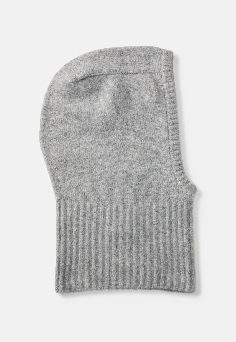 Gorro cinza de malha feito de lã macia e texturizada, com um punho canelado e um topo redondo ajustado para aquecer e cobrir.
