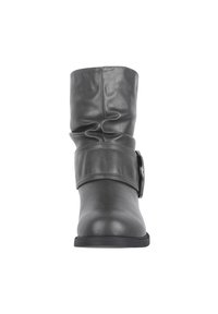 Botte en cuir grise montante avec un design décontracté, un large revers et une décoration en boucle. Texture lisse et bout rond. Semelle plate.