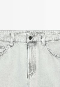 Lys grå denimjeans med standard talje, metalknaplukning og sidelommer. Stoffet har en glat tekstur og en subtil fading.