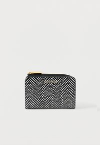 Fekete bőr cipzáras pénztárca, amely texturált felülettel rendelkezik, fehér foltokkal és aranyszínű fém részlettel. A márka logója a pénztárca elején látható.