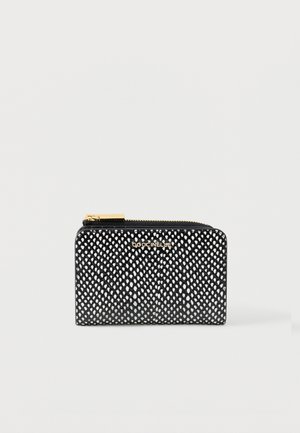 Fekete bőr cipzáras pénztárca, amely texturált felülettel rendelkezik, fehér foltokkal és aranyszínű fém részlettel. A márka logója a pénztárca elején látható.