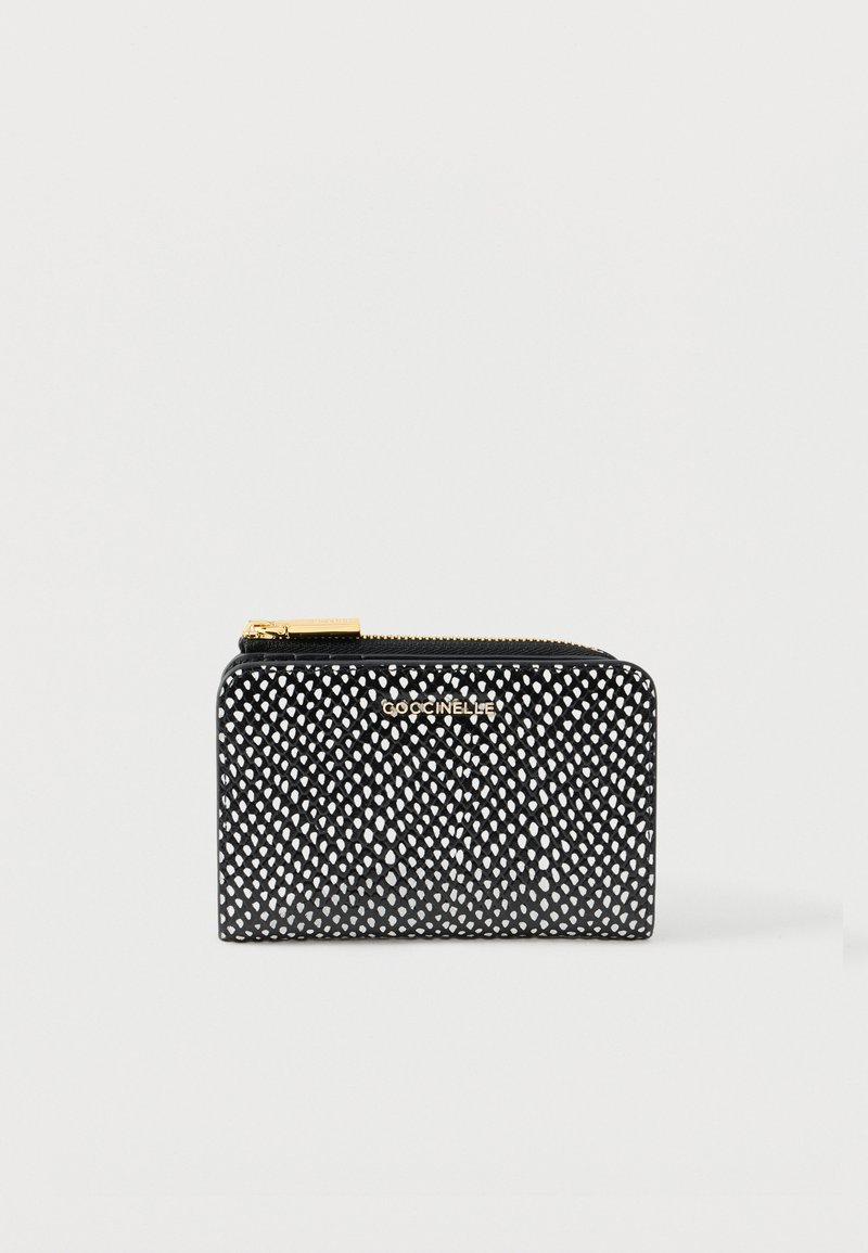 Fekete bőr cipzáras pénztárca, amely texturált felülettel rendelkezik, fehér foltokkal és aranyszínű fém részlettel. A márka logója a pénztárca elején látható.