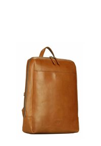 Sac à dos en cuir marron avec une texture lisse, de forme rectangulaire, une poignée supérieure et une fermeture éclair. Le logo est embossé sur le bas de l'avant.