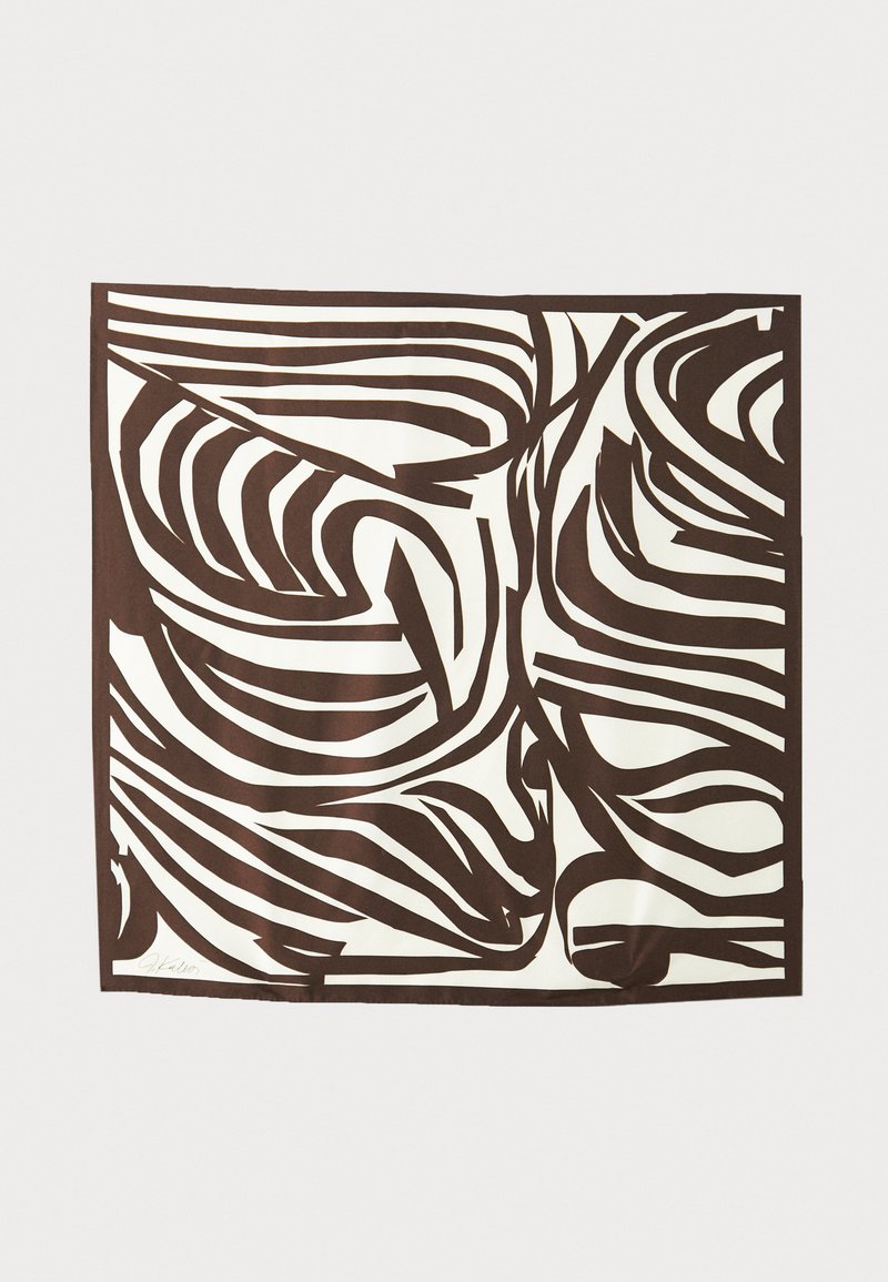 Silke skjerf med hvit bakgrunn og kraftige, brune abstrakte bølgende linjer og former. Kantene er jevnt avsluttet med en ren silhuett.
