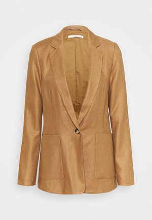 Blazer marrón camello de un botón con solapas con muesca y dos bolsillos parche delanteros, presentado sobre un fondo blanco.