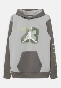 Felpa grigia e grigia chiara con logo Jumpman bianco e "23" in verde neon, dotata di tasca frontale e dettagli testuali sulle maniche.