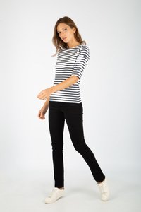 Stribet langærmet bluse i hvid og marineblå, parret med sorte tætsiddende jeans og hvide sneakers. Glat stof, afslappet pasform og trekvartærmer.