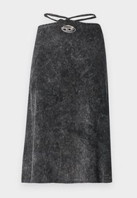 Schwarzer A-Linien-Rock aus strukturiertem Stoff mit einer Bindeschließe und einem silbernen Hardware-Element an der Taille. Matte Oberfläche.