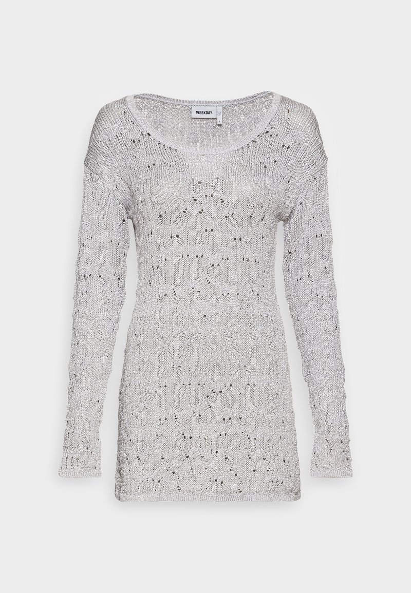 Pull en maille argenté à manches longues avec un large décolleté, présentant un motif texturé et de petits trous sur tout le tissu.